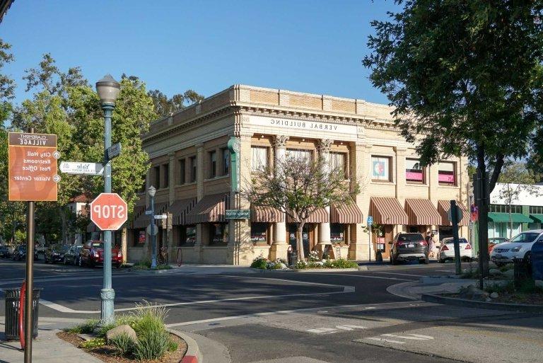 a street scene of the claremont village, the corner of second st. 和耶鲁大学